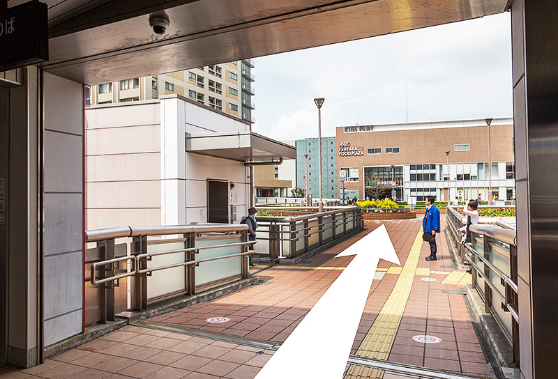 陸橋を「東神奈川駅」方向に進みます。